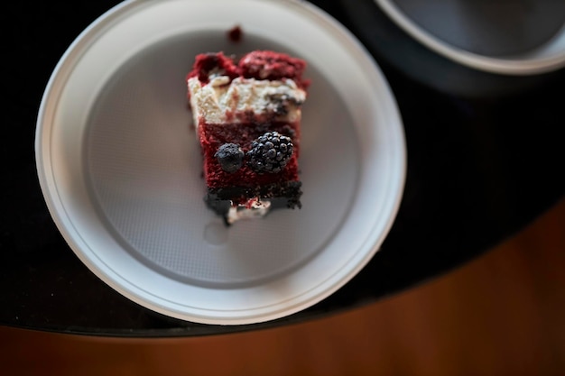 Kawałek ciasta na talerzu